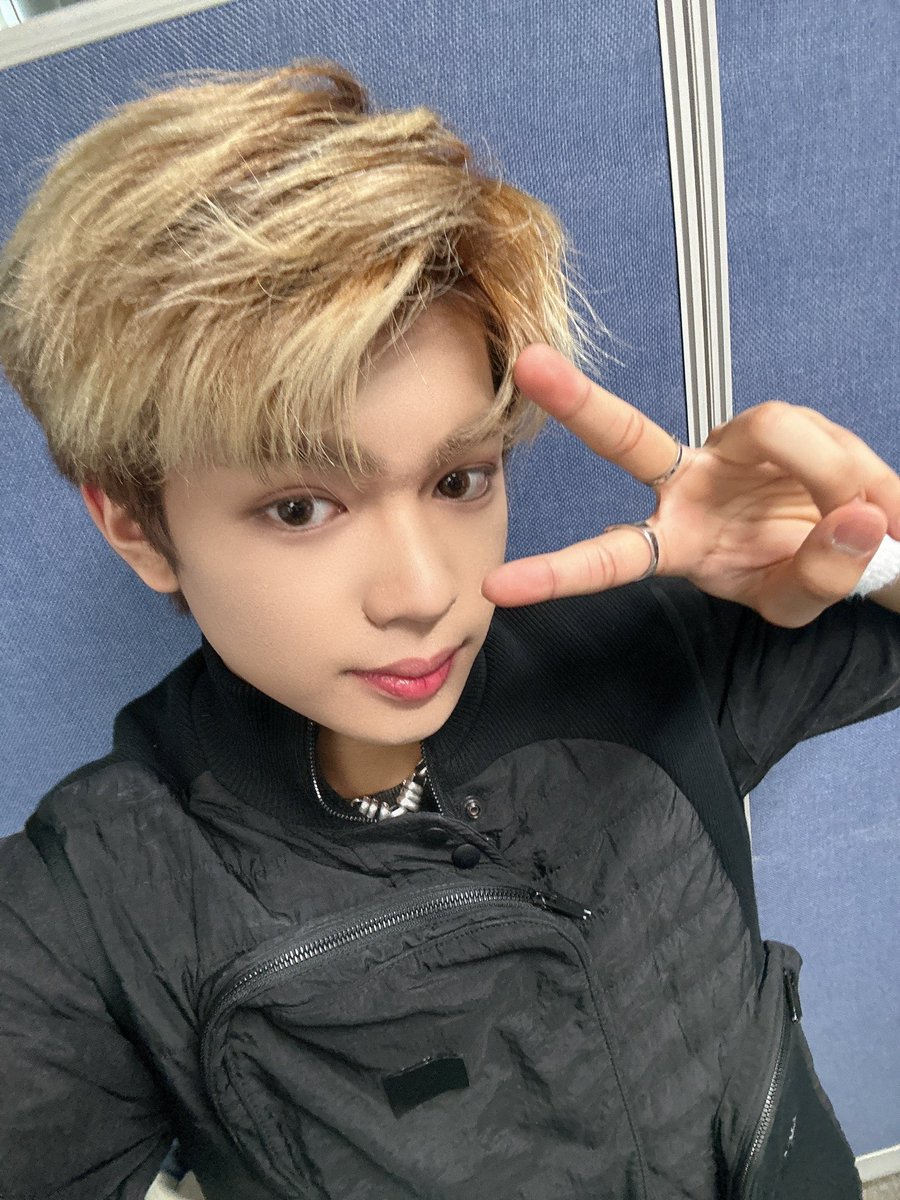 [🐯] We look fresh and clean in our outfits, don't we? A huge thank you to everyone who supported us since the very beginning of our comeback, all the way through our last promotion here in Korea. We promise to see you all again soon, Anchors!

#HORI7ON #호라이즌 #JEROMY #제로미