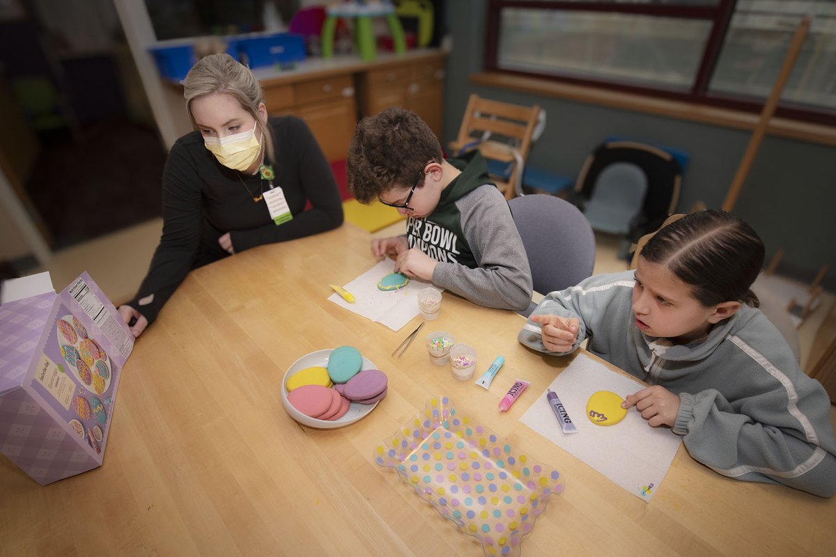 Occupational therapist Elizabeth chose a perfectly themed activity this week! Happy Easter, happy spring 🌷