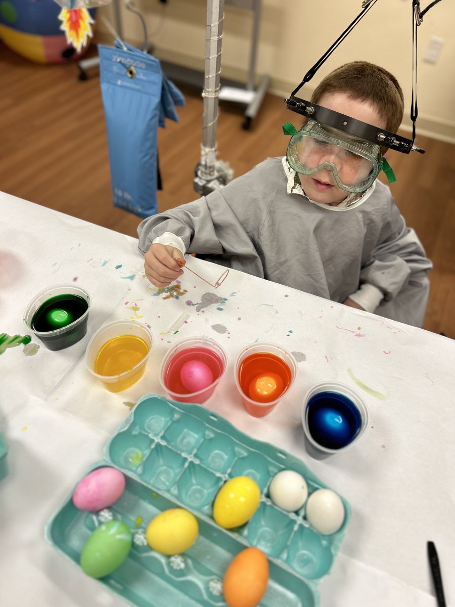 Jasmyne and Reuben did an egg-cellent job dyeing Easter eggs with child life on Friday! Go ahead and take a peep. 🐣🐇🎉 

#Easter #halotraction #shrinerschildrens #orthotwitter
@shrinershosp