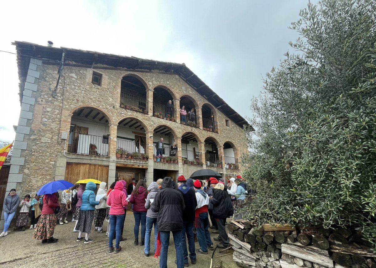 avvlavalldan's tweet photo. Acabem, tot i la pluja, aquest matí de caramelles cantant les mateixes cançons que el 1974 en motiu del cinquantanari de la recuperació de les caramelles a La Valldan.
#caramelleslavalldan24 https://t.co/OMZ4NxhY1l
