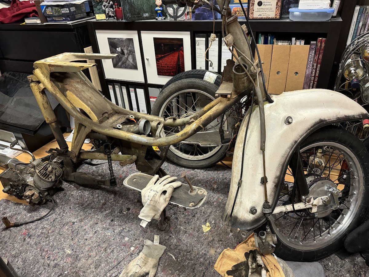ChristianJog's tweet photo. Der alte Schwalbe-Motor ist draussen; hat etwa 1.5h Stunde gebraucht um das vorsichtig auszubauen.
Bischen sauber machen, und dann kann der neue Elektromotor rein. #SecondRide
Dann kommt der schwierigste Teil: E/E Kabelbaum wieder aufbauen 😱 https://t.co/bynzDsJIHu