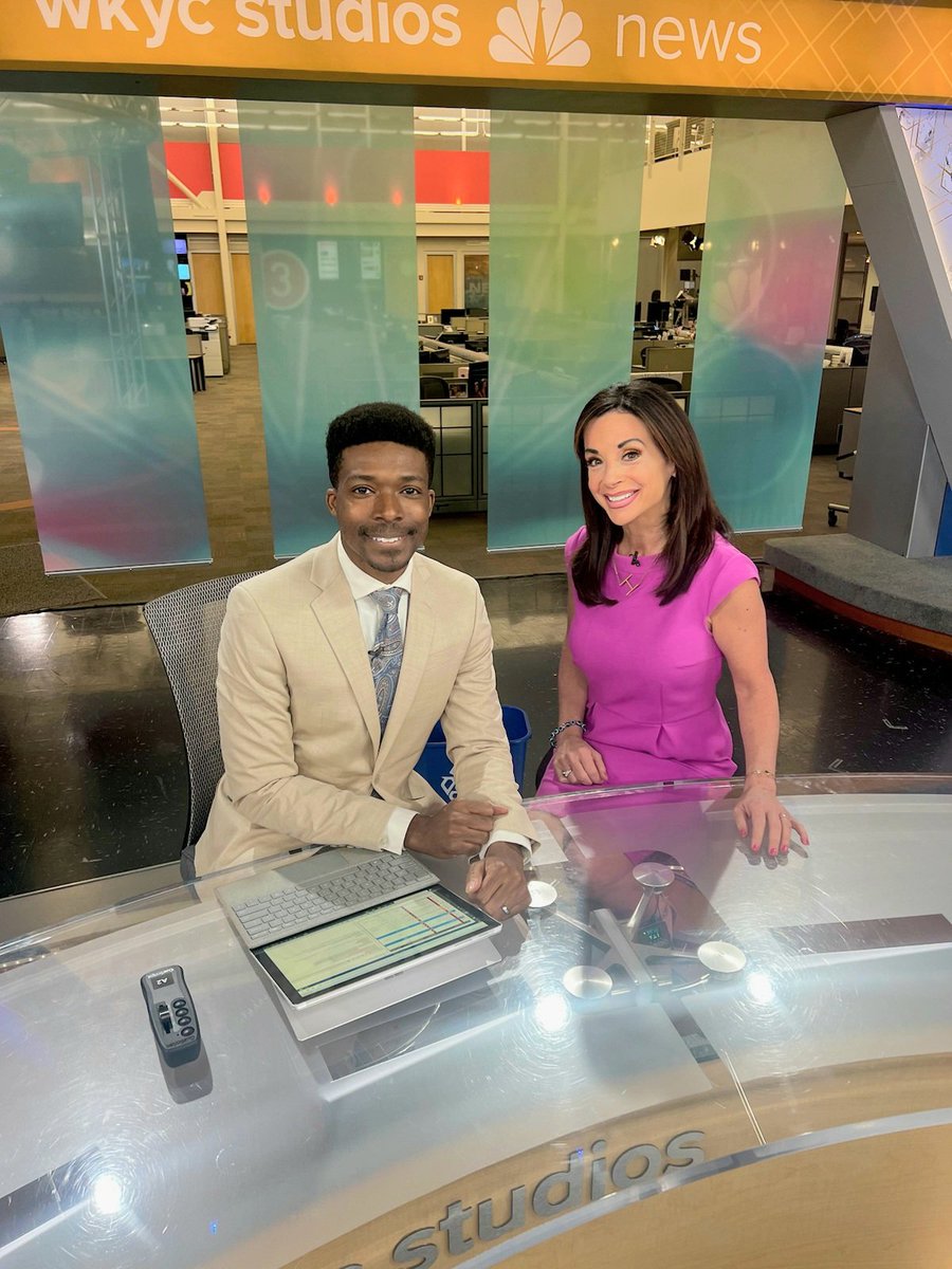 Happy Easter from the WKYC 3 News desk! w/ <a href="/holliesmiles/">Hollie Strano</a> 🐇🐥🌈 🦋🥚 #HappyEaster #Spring #HolidayNewscast