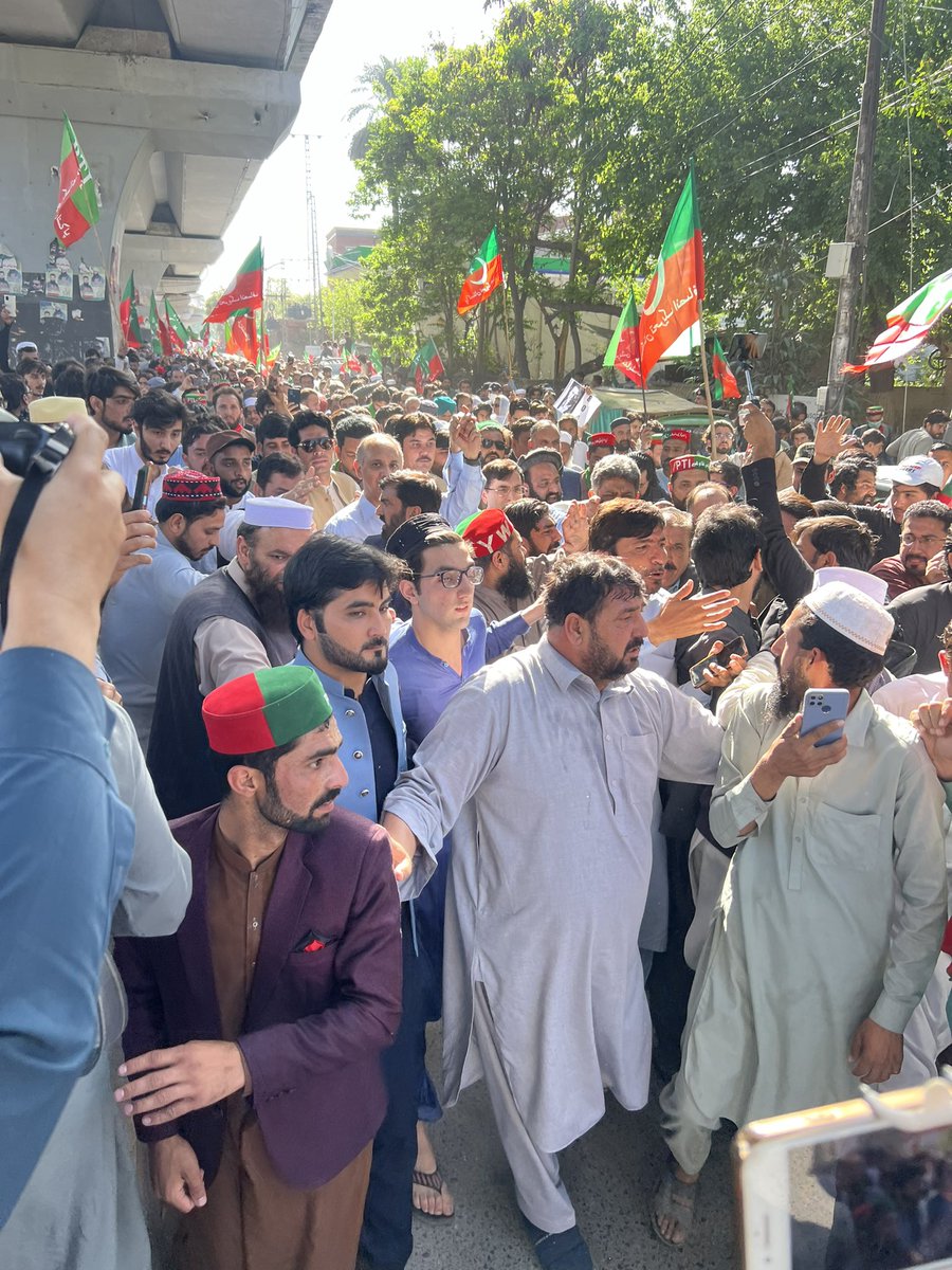 اج پشاور میں قیدی نمبر 804🤍 کی ریلی
اور عوام کا نعرہ ایک ہی
نا وہ باغی نا غدار
قیدی نمبر 804