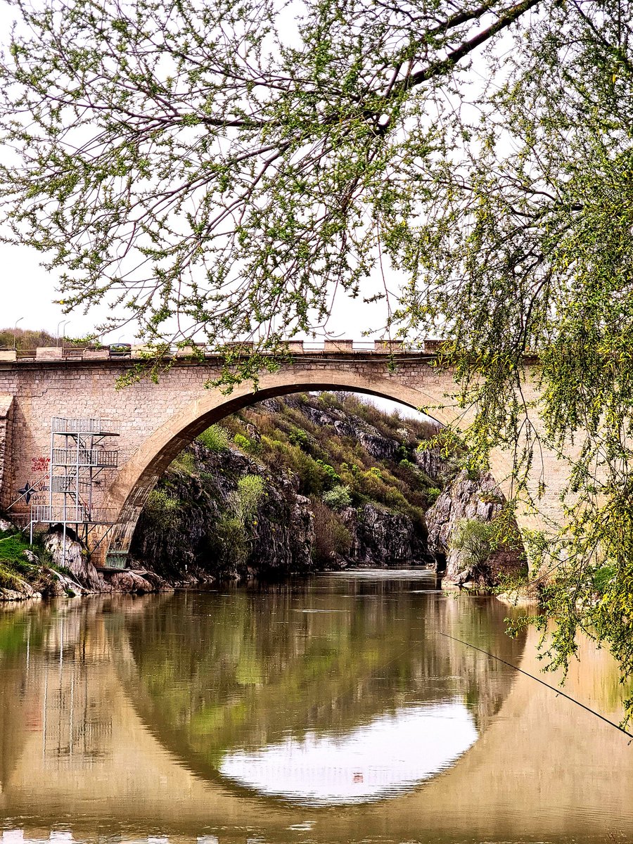 Full reflection 📍Ura e Fshajtë e Drinit të Bardhë, Gjakovë. Legjenda e Urës së Fshajt është motërzim i legjendës për Kështjellën e Rozafës në Shkodër. Sipas legjendës, ura dhe fshati quhet “e fshajt” apo ”e fshejt” sipas ofshamjeve të gruas gjatë murimit.