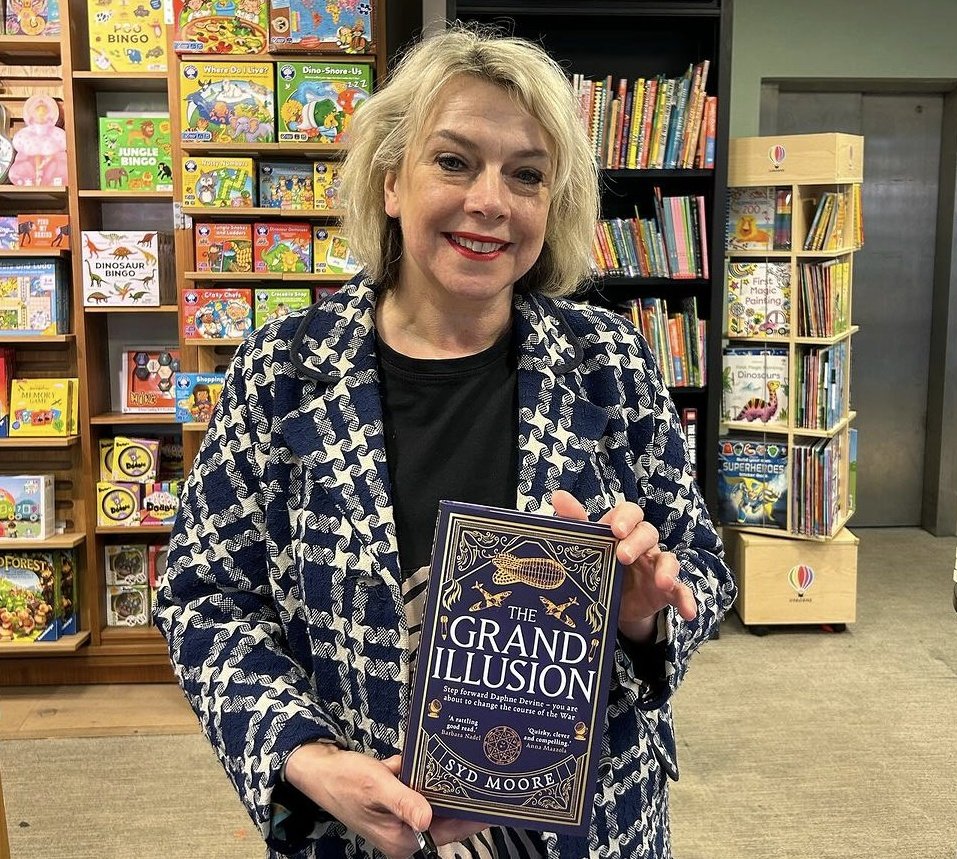 It was an absolute pleasure to meet author Syd Moore yesterday, who very kindly signed copies of her new novel ‘The Grand Illusion’ for us. This is the first book in her new series and looks fantastic! Thank you for visiting us! #waterstones #thegrandillusion #sydmoore