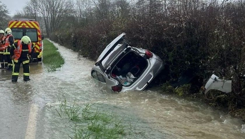 🌊 En raison de la crue du #Dorant près de Mont-Saint-Jean, débordant sur la route, la voiture d'une conductrice ( fort heureusement indemne ) est sortie de la route en glissant😟

 👉 Éloignez vous des cours d'eau et ne vous engagez pas sur une voie inondée ⚠️

 📸 SDIS21