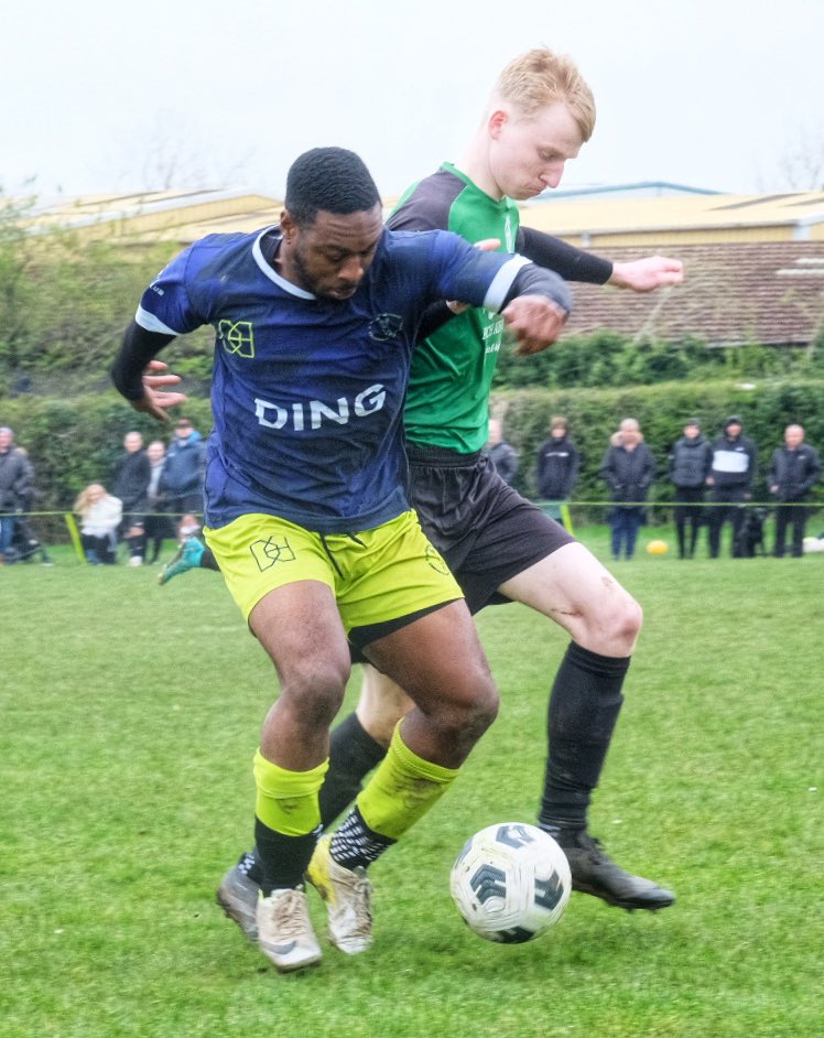 Action from this morning’s @RDGSundayLeague J Lusted Cup semi-final between @NagsHeadReading FC and Arbor Athletic. @RdgToday @WokinghamSport @fiberkshire @SundayLeagueDay including former @ReadingFC player @NevilleRoach.
