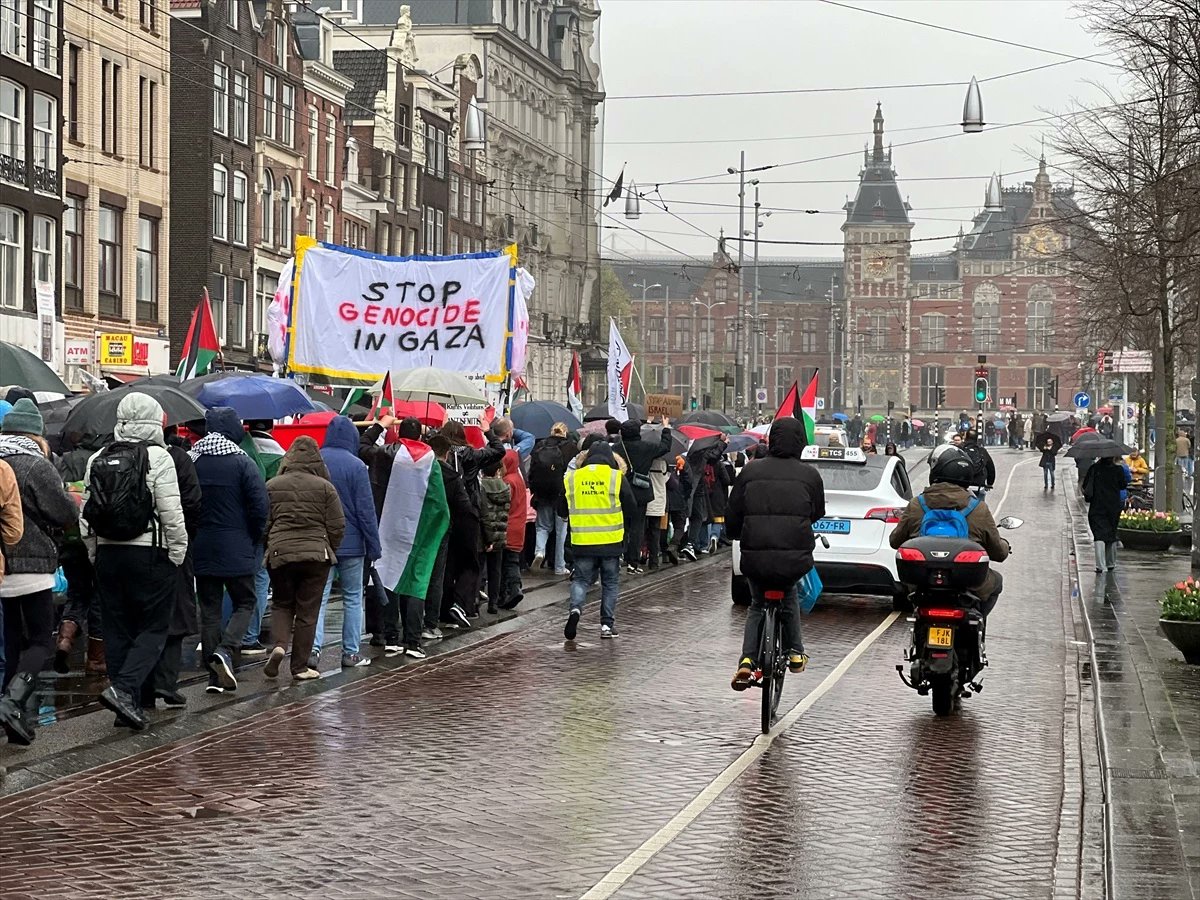 Hollanda Başkent Amsterdamda 48.Filistin Toprak Günü dolayısıyla İsrailin Gazzeye düzenlediği saldırılar protesto edildi

Göstericiler Gazzede insanların açlığa terk edildiğine dikkati çekti

Yağışlı havaya rağmen yoğun katılım oldu, protesto 2,5 saat sürdü.

#PalestineLandDay🇵🇸