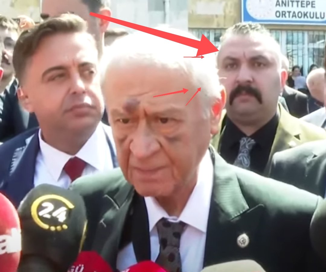 's tweet image. Neymiş efendim Devlet bahçeli&apos;yi dövmüşler mi ?

Olum siz arkadaki resmi bir yakınlaştırsanıza 
Bu korumalar Bahçeliyi dövecek adamı çıktığı yere sokar ❗❗❗