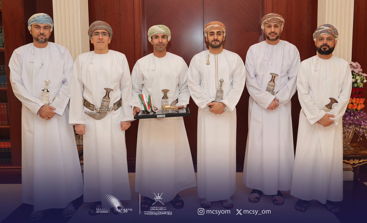 وحضر التكريم ممثلو الجهات الراعية للمشاركات الدولية للمتسابق العماني: ملهم الجرف نائب رئيس جهاز الاستثمار العماني للاستثمار ورئيس مجلس إدارة أوكيو وعمانتل، وأشرف المعمري الرئيس التنفيذي لمجموعة أوكيو بالإنابة، وطلال المعمري الرئيس التنفيذي للشركة العمانية للاتصالات (عمانتل).