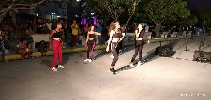 Se reinicia la participación en las actividades por la noche Manzanillera por parte de la brigada de instructores de arte y sus aficionados🎶🩰🎭 
#MiBrigadaSigueAqui
#EducaciónManzanillo
#UniversidadDGranma