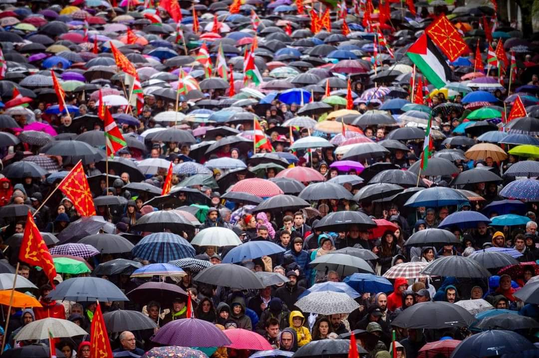 A pesar de la lluvia, miles de personas nos hemos reunido en Iruña para reivindicar que somos una nación.

#AberriEguna24 #NazioaGara