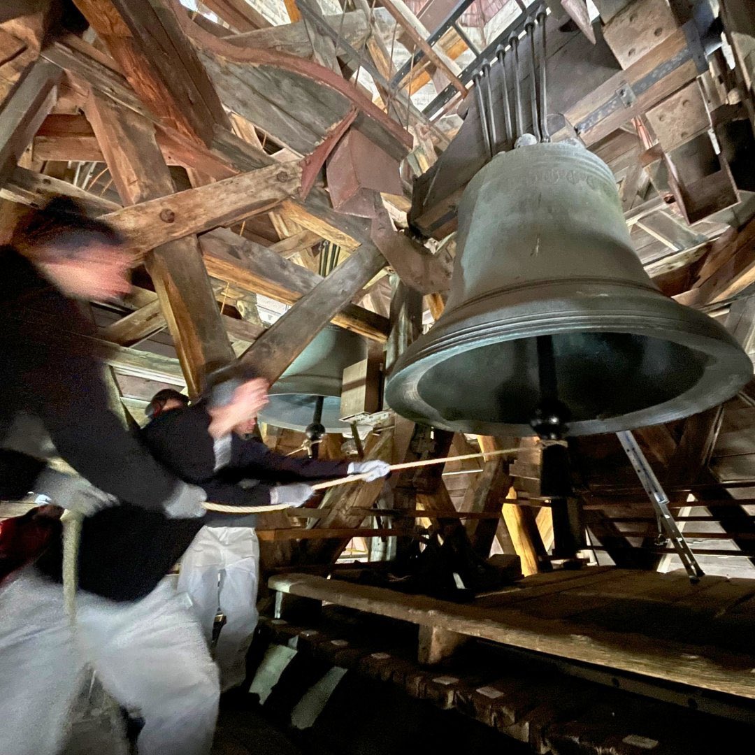 Happy Easter! The big old bell Emmanuel (cast in 1681, still in place) was rung today - by hand - at Notre-Dame, 5 years after the fire. Next year the celebrations will finally take place in the cathedral, due to reopen on December 8!