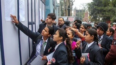 Muslim students have done exceptionally well in 10th class Bihar BSEB Matric examination 2024. Shaziya Parveen has secured 3rd rank in class 10th board examination , Zohair Ahmad has ranked 6th while Fatima Nisar has got 7th rank in Bihar State 10th board examination . They are