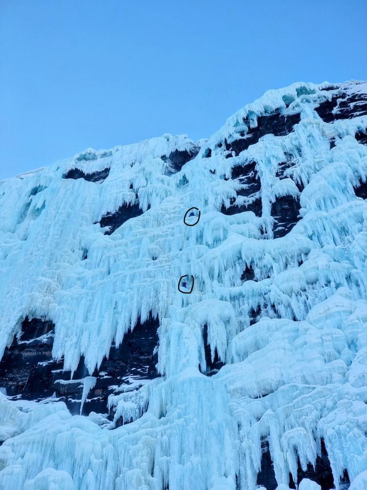 Pocas escaladas tenemos en #pirineos tan verticales como los casi 200 m de 'Hoyrelinja' WI6 en la pared de Hydnefossen #hemsedal #noruega🇳🇴 @thenorthface 🧥 @LaSportivaSpain 🥾 @Leatherman 🔧