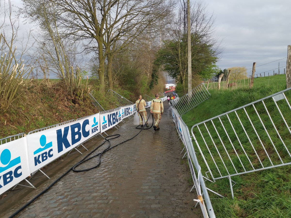 Georgsen88's tweet photo. @veloropa @Reedtz @TV2SPORTdk På Oude Kwaremont forsøger de at undgå de værste løjer:
Brandvæsnet er mødt op for at spule brostenene fri for pløre.
Flandern og cykelløb er bare en smuk kombination! https://t.co/xU5wLhN8KI