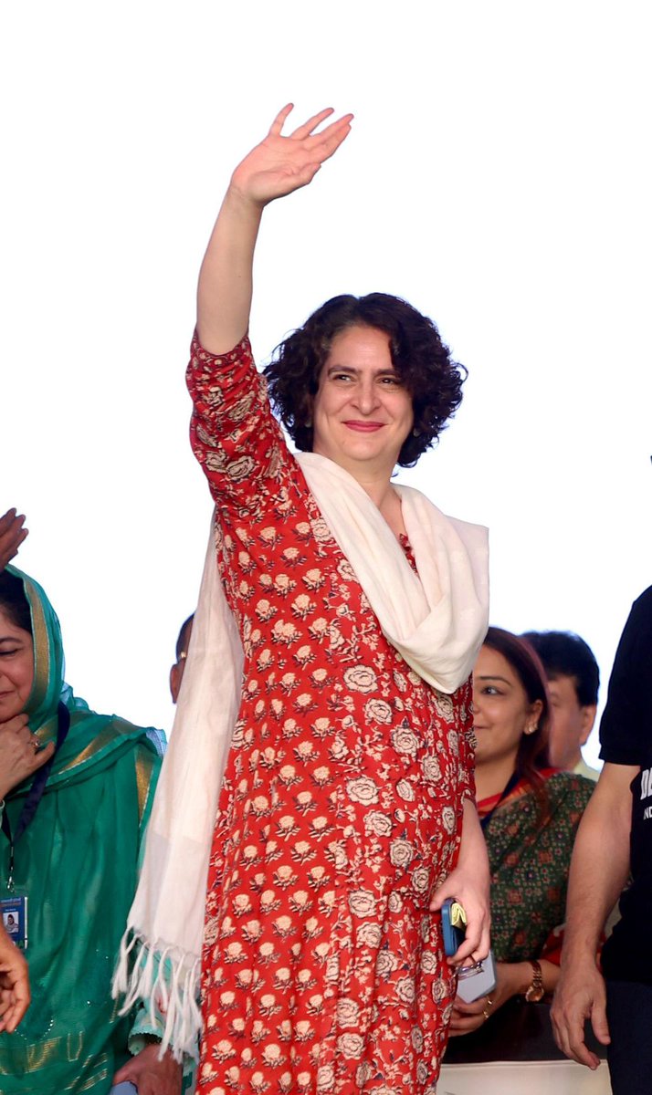 priyankagandhi's tweet photo. लोकतंत्र बचाने के लिए, जनता की आवाज को मजबूत करने के लिए और तानाशाही ताकतों को हराने के लिए हम सब एकजुट हैं। 

दिल्ली के रामलीला मैदान में INDIA की लोकतंत्र बचाओ महारैली।

#SaveDemocracy https://t.co/shPqaVB71B