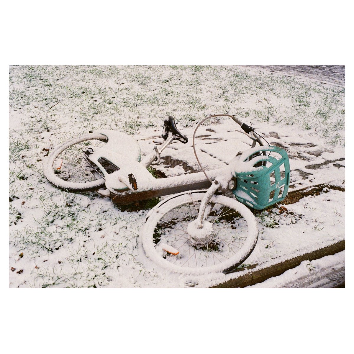 JulBonsergent's tweet photo. - Staying home 2  -
🗓 : février, 2024
📍 : Montreuil, les beaumonts
📷 : minolta x700 
🎞 : @Kodak gold
🔭 :  rokkor 50mm f/1.4
🧪 : @nationphoto

#photo #filmphotography #filmisnotdead #analog
  
#minolta  #x700 #rokkor
#france #montreuil #bike #velib https://t.co/w4XK0j7KGA
