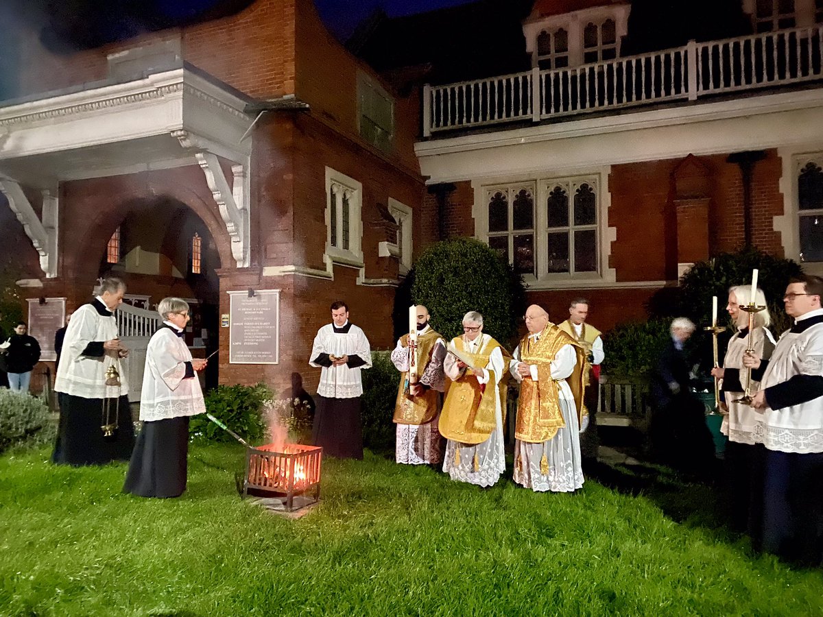 The brazier burns at our Dawn Vigil service at 5.30 this morning in #Chiswick. Do join us at 10am for our Family Mass of Easter (including Easter egg rolling!). smaaa.org.uk/wp/worship/dia…