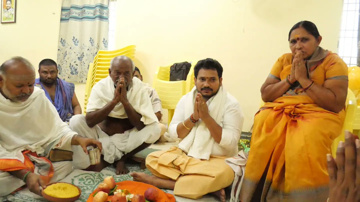 rajainturi's tweet photo. ఇంటూరి రాజేష్ కార్యాలయంలో పూజా కార్యక్రమాలు నిర్వహణ.
నెల్లూరు పార్లమెంటు టిడిపి ఉపాధ్యక్షులు శ్రీ ఇంటూరి రాజేష్ గారి  కార్యాలయంలో  ఆదివారం పూజా కార్యక్రమాలు నిర్వహించారు. https://t.co/1eKDqDDrgN