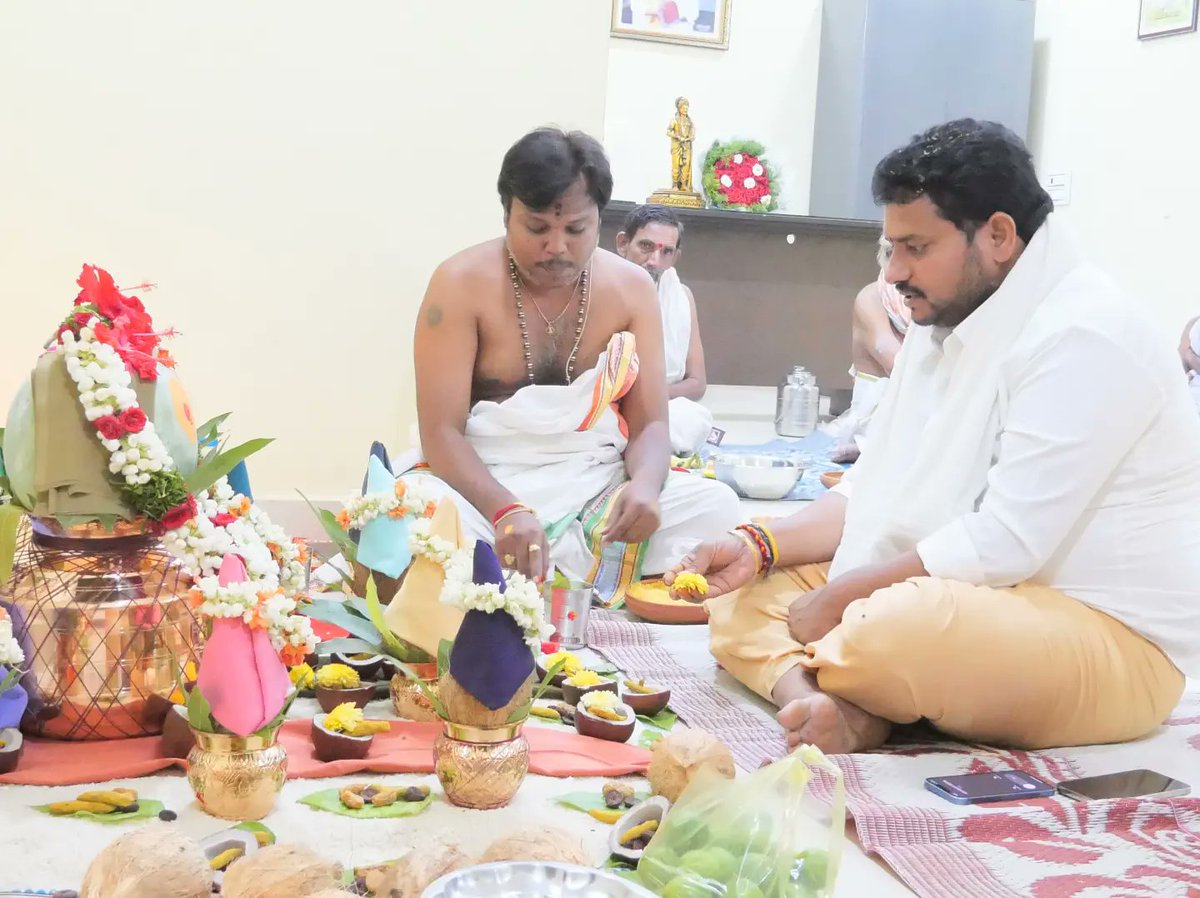 rajainturi's tweet photo. ఇంటూరి రాజేష్ కార్యాలయంలో పూజా కార్యక్రమాలు నిర్వహణ.
నెల్లూరు పార్లమెంటు టిడిపి ఉపాధ్యక్షులు శ్రీ ఇంటూరి రాజేష్ గారి  కార్యాలయంలో  ఆదివారం పూజా కార్యక్రమాలు నిర్వహించారు. https://t.co/1eKDqDDrgN