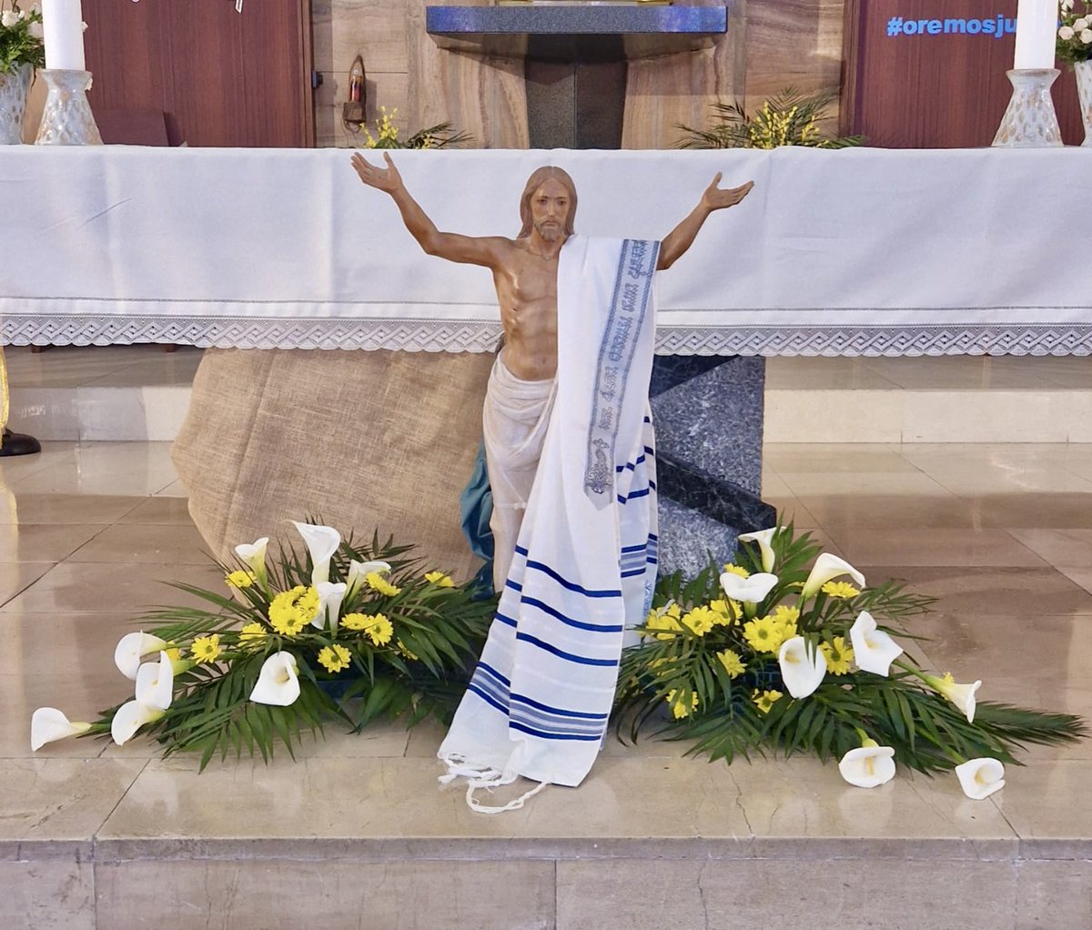 Hoy es el domingo de los domingos, la celebración de la Pascua de Resurrección. Jesús vive entre nosotros ✝️ y la luz vence a la oscuridad 🕯️. La esperanza siempre se abre paso si caminamos confiando en Dios ❤️. ¡Feliz PASCUA! <a href="/cmfsantiago/">Claretianos Santiago</a> <a href="/ArchiOviedo/">Arzobispado Oviedo</a> <a href="/PedagogicosS/">Pedagogicos Claretianos de Santiago</a> <a href="/EC_Asturias/">EC Asturias</a>