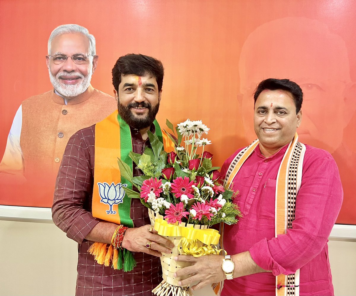 mohol_murlidhar's tweet photo. भारतीय जनता पार्टीचे माजी राष्ट्रीय सचिव श्री. सुनीलजी देवधर यांची त्यांच्या निवासस्थानी सदिच्छा भेट घेतली. यावेळी श्री. देवधर यांनी पुष्पगुच्छ देऊन स्वागतपर सन्मान केला आणि विजयासाठी सदिच्छा दिल्या. यावेळी लोकसभा निवडणुकीच्या पार्श्वभूमीवर विविध विषयांवर संवाद झाला. पंतप्रधान मा.श्री. नरेंद्रजी मोदी यांचं विकसित भारताचं स्वप्न पूर्ण करण्यासाठी आगामी लोकसभा निवडणुकीत पुणे लोकसभा मतदारसंघात मोठ्या विजयाचा निर्धारही केला.

@Sunil_Deodhar 

#SunilDeodhar #सुनील_देवधर #BJP #भाजपा #पुणे #Loksabha #लोकसभा 

@Dev_Fadnavis 
@cbawankule 
@BJP4Maharashtra