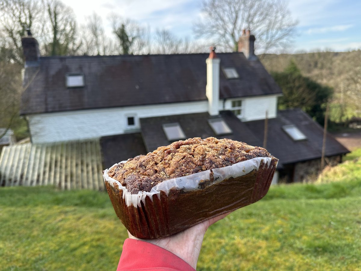 When your neighbour stops you on your run, to give you a gingerbread cake she’s made for you! 🥹❤️#LoveWales 🏴󠁧󠁢󠁷󠁬󠁳󠁿