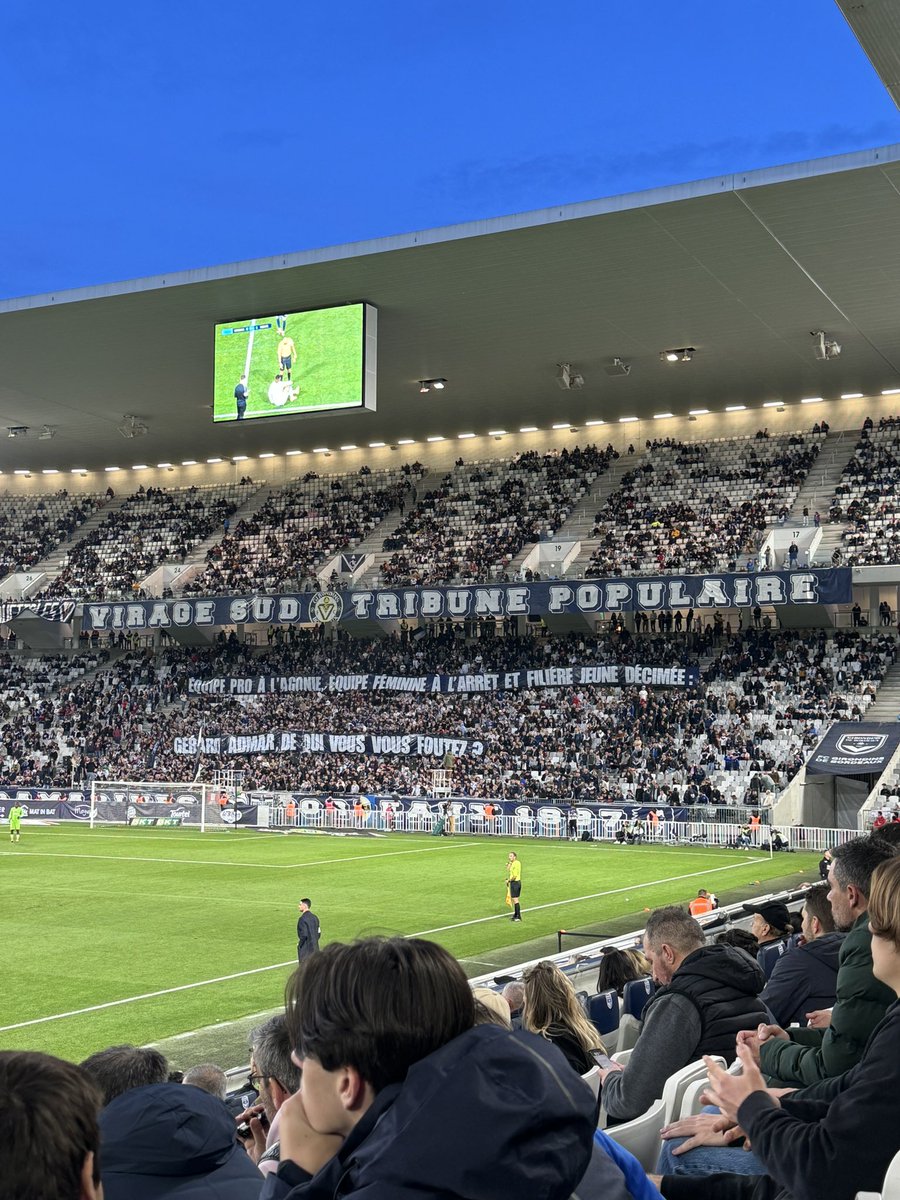 18 mois que j’avais pas mis les pieds au stade … et bien je sais pourquoi ! Je me suis régalé 🤣🤣🤣🤣 Quelle honte … 🎼Allez Bordeaux tes supporters sont là , ….🎼🤣🤣🤣