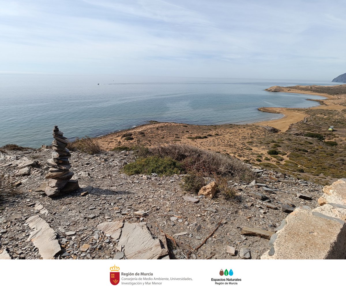 La tendencia de apilar piedras en #CalblanquePR, aunque parece artística, daña el entorno natural, erosiona el suelo, expone las raíces de plantas y destruye refugios de pequeños animales 🦎

🙏 Ayúdanos a evitar esta práctica dañina.

#BuenasPrácticas #Conservación #Geología