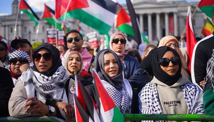 لندن میں احتجاجی مظاہرہ

غزہ میں اسرائیلی جارحیت کےخلاف لندن میں احتجاجی مظاہرے میں خطاب کرتے ہوئے لیبرپارٹی کےسابق لیڈرنےکہا اسرائیل عالمی قوانین کی خلاف ورزی کررہاہےاسرائیل نے اقوام متحدہ سلامتی کونسل کی جنگ بندی کی قراردادکومستردکردیاہےاسرائیل کو لگام ڈالنےکی ضرورت ہے.
#Gaza