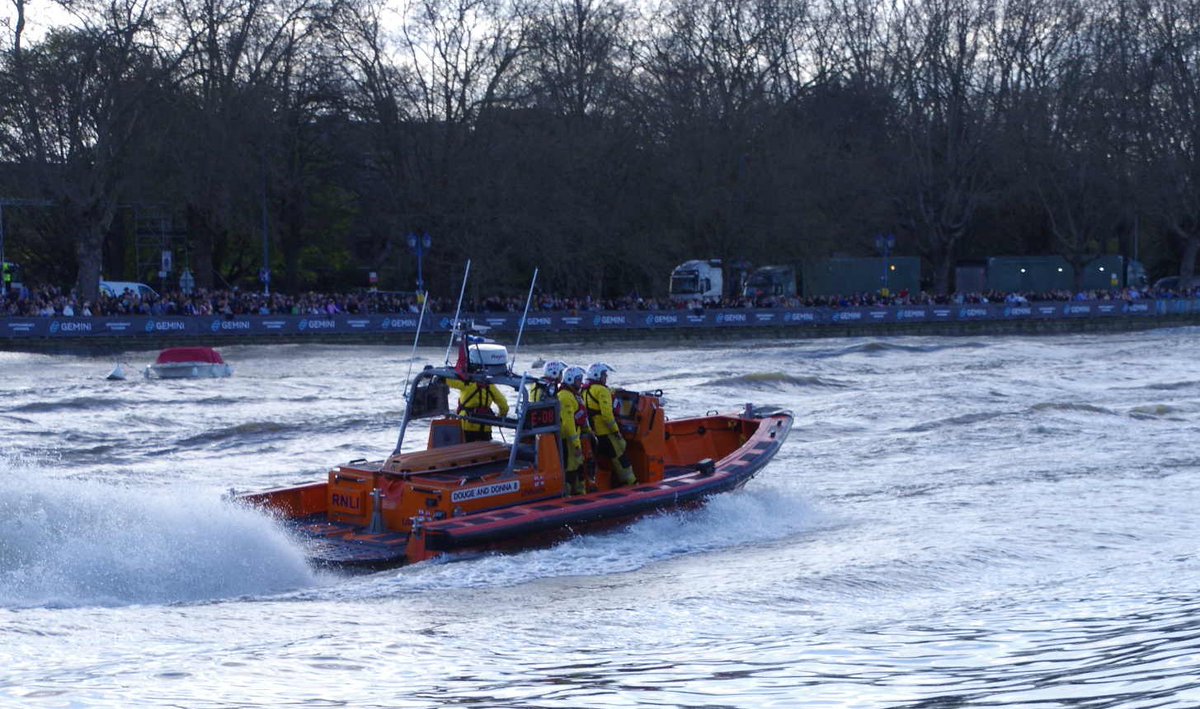 Great to see @ChiswickRNLI out on the Thames at yesterday's @theboatrace. London's 4th emergency service #lifeofaguide #savinglives @RNLI