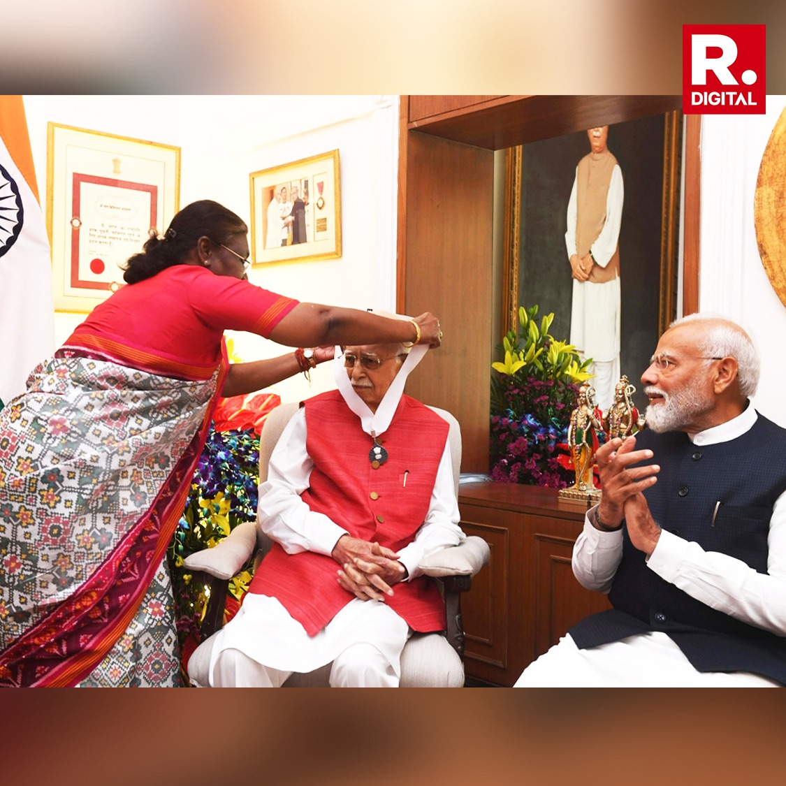 President Droupadi Murmu conferred Bharat Ratna upon veteran BJP leader LK Advani at the latter's residence in Delhi.
.
.
.
#DroupadiMurmu | #LKAdvani | #BharatRatna | #NarendraModi | #RepublicWorld | #RepublicDigital