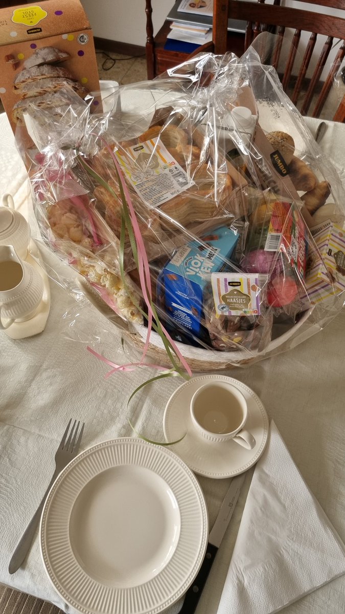 Mijn moeder (83) werd gisteren verrast door <a href="/JumboSupermarkt/">Jumbo Supermarkten</a> Beuningen met een mooie paasmand. #lief