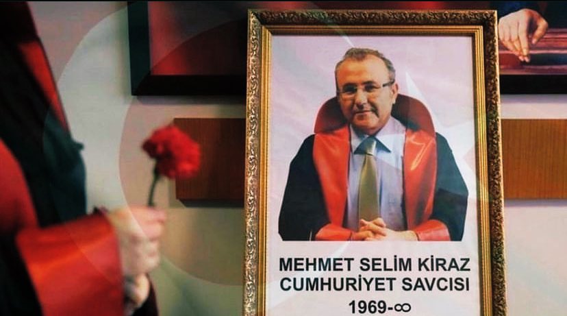 İstanbul Adalet Sarayı’ndaki makamında, görevi başında; teröristler tarafından şehit edilen Cumhuriyet Savcısı Mehmet Selim Kiraz’ı aramızdan ayrılışının 9. yıl dönümünde saygı ve rahmetle anıyoruz.