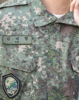 “คิมแทฮยอง” “กองทัพบกเกาหลีใต้“ พร้อมสองขีด แล้วมีสัญลักษณ์หน่วย SDT อย่างเท่เลยย พอนึกถึงสิ่งที่หน่วยนี้ได้ทำทีไร ภูมิใจในตัวแทฮยองตลอด มันเป็นหน่วยที่ยากมากๆ แต่แทฮยองเลือกที่จะเข้าอ่ะ คนเก่ง ภูมิใจเสมอนะ (คิดถึงตลอดเวลา) 💜💜 #BTSV #KimTaehyung