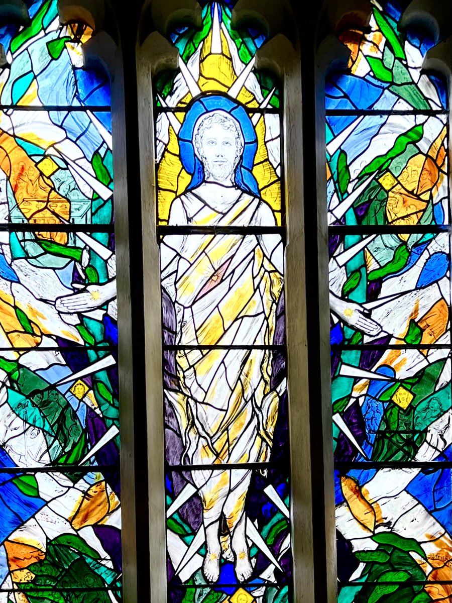 The Risen Christ, designed by Patrick Reyntiens in 2000, at East Knoyle in #Wiltshire
#StainedGlassSunday
#EasterSunday