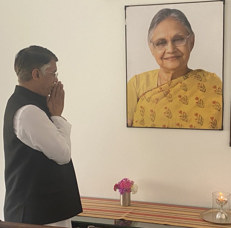 Leadership and vision that lasts. Even today when Delhi commutes on these roads & flyovers, in the metro & the CNG buses; Even today when Delhi enjoys 24/7 power supply; Even today Delhi lives the #SheilaDikshit development model every minute, every day.