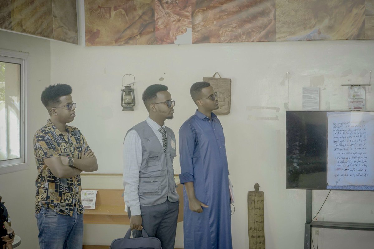 Somaliland Youth Voluntary Organisation and Cabdinaasir Saacadaale visited the Islamic Manuscript Exhibition which is open @HargeysaCC Art Gallery and will be going on for a month. Come join us and see the kind of manuscripts that are at HCC physically and digitalised #Ramadan