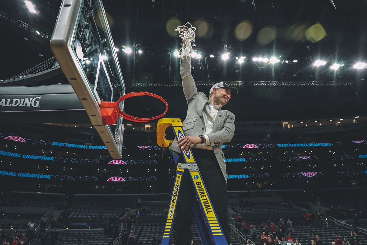 AlabamaMBB's tweet photo. Not bad for a high school math teacher 😎

#RollTide | #BlueCollarBasketball https://t.co/u03vBjGFFH