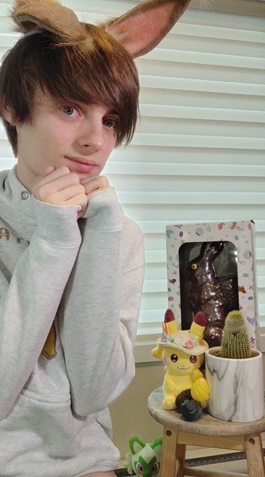 Happy Easter every one🐇  Hope your day is filled with love and chocolate~ 💚 https://t.co/Iw89gy0uZU