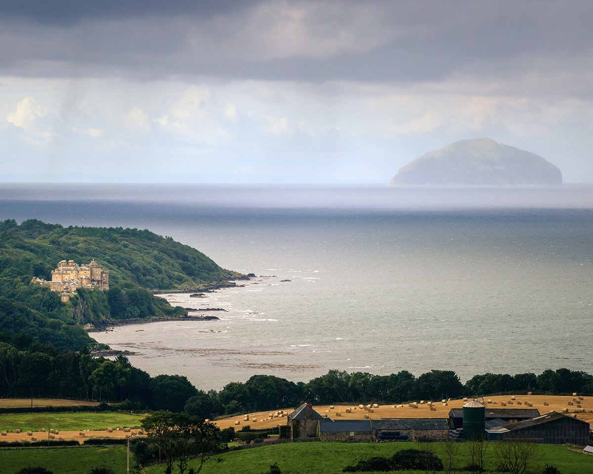 The spectacular Culzean Castle looks out to its neighbour Ailsa Craig from Scotland's stunning south west coast. 📌Culzean Castle, South Ayrshire. #LoveDandG #ScotlandStartsHere #SWC300