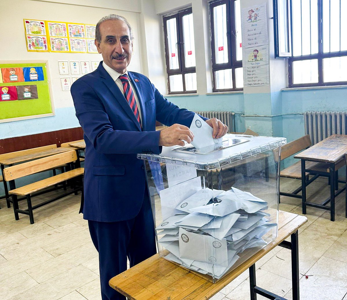 yalcinkayamehmt's tweet photo. Ya Bismillah.

Necip Fazıl Kısakürek Okulumuzda oyumuzu kullandık.

Seçimlerin barış ve huzur ortamında bir demokrasi şöleni olarak geçmesini temenni ediyorum. 

Şanlı şehrimize, Akçakale'mize, tüm ülkeye hayırlı olsun. https://t.co/6x9gkMYEnA