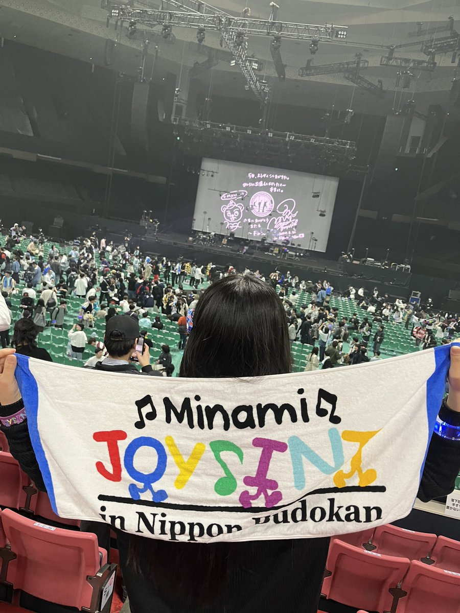373_trigger_on's tweet photo. 武道館おめでとう！！
opからもう泣きそうになったし
途中のビデオで今まで行ったライブがたくさん出てきて、今まで追いかけてるだけだと思ってたけど一緒にここまできたような気がして嬉しかった
たくさんのリスナーの声と光で武道館ほんとにキラキラしてたよ✨
ありがとう

#373ぶどう缶
#373JOINT https://t.co/0fAuymXrcY