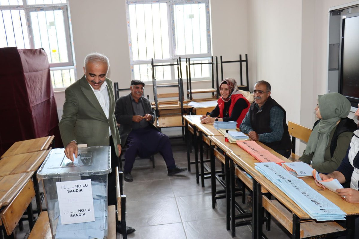 Oyumuzu kullandık.

Tüm Adıyamanlı hemşehrilerimi demokrasi şölenine katılmak üzere sandığa davet ediyor, seçim sonuçlarının şimdiden şehrimize hayırlı olmasını temenni ediyorum.