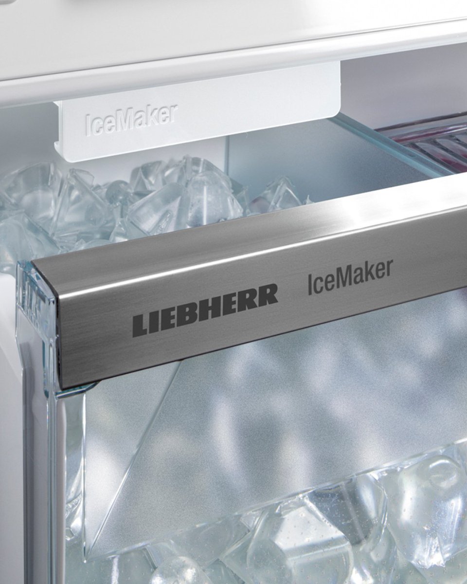 LiebherrHomeUK's tweet image. Introducing the premium #IceMaker from Liebherr! With its sleek design and fixed water connection, enjoy a constant flow of ice. MaxIce function produces up to 1.5 kg daily. Elevate your gatherings with effortless ice production! #Liebherrappliances #newkitchen