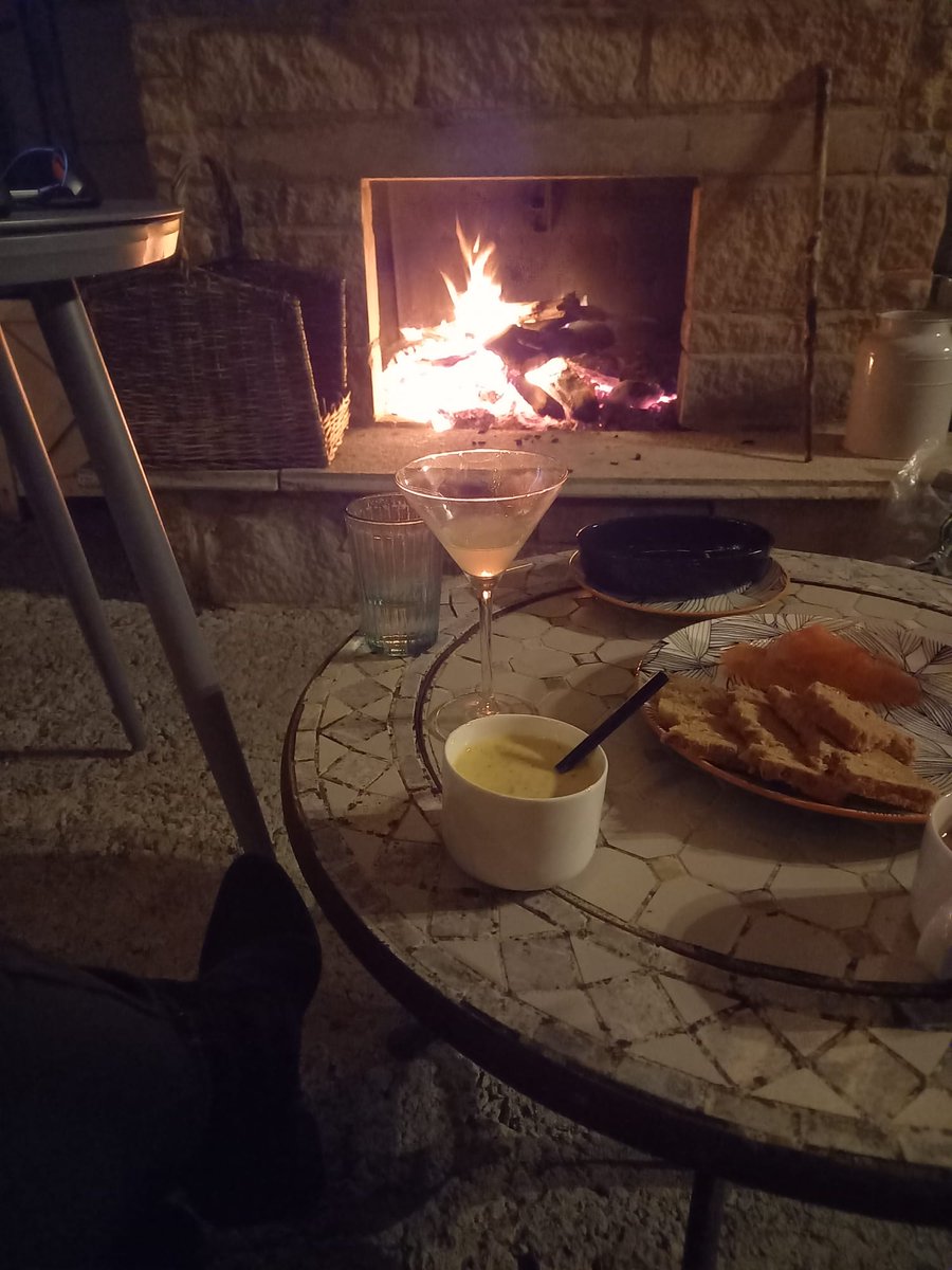 Smoked salmon with blinis, and margaritas in front of a roaring fire with @psion_satori
#RomanticGetaway
