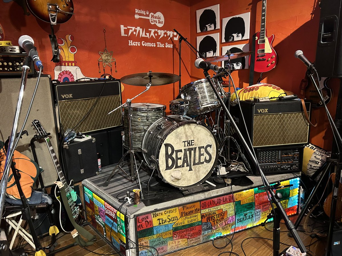 bar_herecomes's tweet photo. こんばんは、ヒアカムズザサンです🌞

本日もヒアカムオープンしました！
お席まだございますので是非遊びに来てください✨

ご来店心よりお待ちしております！🍏

(2枚目、誰の後ろ姿でしょう…？🤔)

#ヒアカム
#大阪 
#thebeatles https://t.co/EFwafuhY7e