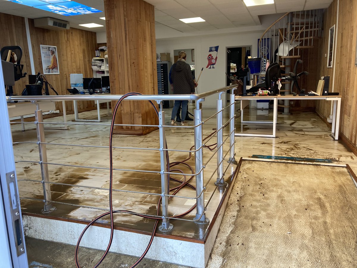 ClaireBeziau's tweet image. L’assureur sinistré. Le comble du comble. Beaucoup de colère, ce matin contre le maire de Montmorillon, et la certitude des commerçants et habitant sinistrés qu’ils auraient pu être prévenus plus tôt et de manière plus large. Les sirènes n’ont pas fonctionné. #Crue #Montmorillon