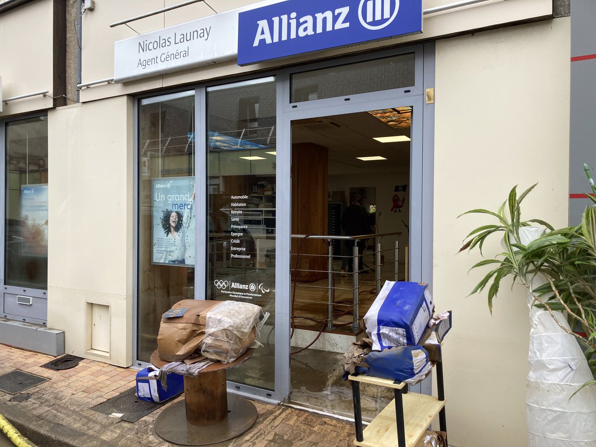 ClaireBeziau's tweet image. L’assureur sinistré. Le comble du comble. Beaucoup de colère, ce matin contre le maire de Montmorillon, et la certitude des commerçants et habitant sinistrés qu’ils auraient pu être prévenus plus tôt et de manière plus large. Les sirènes n’ont pas fonctionné. #Crue #Montmorillon